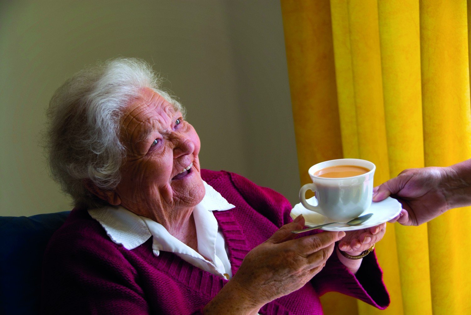 Дама постарше рассказ. Пожилые женщины за чаем. Бабушка с чаем. Пожилые пьют чай. Пожилые люди пьют кофе.