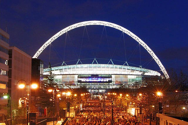 Wembley_Stadium,_illuminated