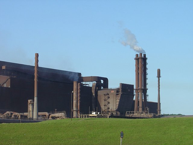 The Health and Safety Executive (HSE) is investigating the death of a 27-year-old worker at a steelworks in Scunthorpe.