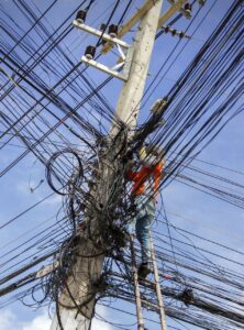 electrical-cable-mess